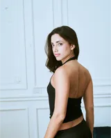 Musculosa negra con escote halter y frunce en el centro del busto.
