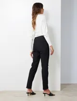 Jegging de algodón elastizado negro, marca Ruby Rd. Pretina ancha elastizada, delantera con bolsillos simulados y trasera con bolsillos aplicados.