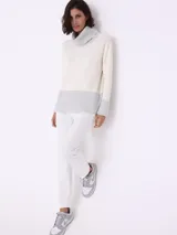 Pantalón cigarette clásico color blanco.