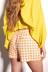 Short sastrero de lino con estampado de rayas verticales naranjas y blancas, corte holgado.