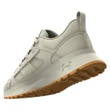 Championes Under Armour modelo Street Mirage, color beige con detalles en blanco. Presentan una parte superior de malla transpirable con superposiciones de gamuza, entresuela de EVA acolchada y suela exterior de goma dentada en color caramelo.