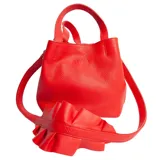 Cartera roja de cuero graneado con doble asa de mano y correa larga desmontable. Tiene cierre a presión y detalle de volado confeccionado a mano en cuero.