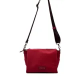 Cartera bandolera Korium color rojo, con diseño rectangular, cierre superior y correa ajustable. Presenta un aplique metálico con el logo de la marca en la parte frontal.