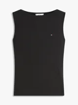 Musculosa Tommy Hilfiger de corte slim y textura acanalada color negro, con cuello barco y el logo de la marca bordado en el pecho.