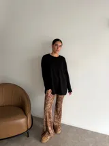 Pantalón de corte oxford con estampado animal print de leopardo, confeccionado en tejido de algodón.