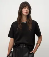 Remera de corte regular confeccionada en gamuza sintética color negro, con mangas cortas y cuello redondo decorado con una aplicación de pedrería brillante.