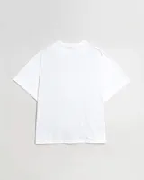 Remera de algodón blanca, corte oversize, con cuello redondo y manga corta. Presenta un pequeño estampado centrado en el pecho con texto en cursiva.
