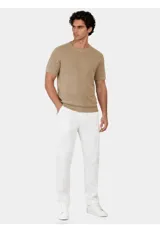 Remera de punto de manga corta y cuello redondo, confeccionada en mezcla de algodón y lino.