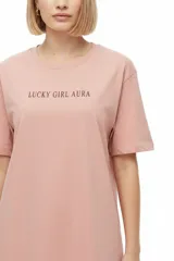 Remera negra de algodón con cuello redondo, manga corta y estampa frontal con texto en blanco.