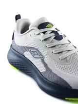 Championes de running Umbro modelo Bron, color azul marino con detalles en celeste, suela blanca gruesa y suela exterior de goma color tostado.