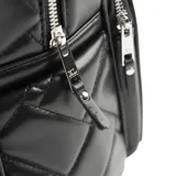 Mochila negra de símil cuero acolchado, con diseño de rombos y logo de XL Extra Large al frente. Tiene acceso con cierre, correa regulable y herrajes plateados.