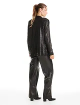 Chaqueta abierta de lentejuelas negras, con mangas largas y forro interno a tono.