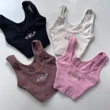 Top musculosa de algodón acanalado con bordado frontal.