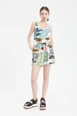 Mono corto con estampado de hojas, flores y tigres en tonos celeste, verde, amarillo y negro. Tiene escote en V, cintura elastizada con cordón y bolsillos laterales.