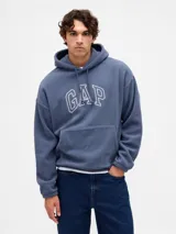 Canguro de polar azul con capucha y cordones ajustables. Presenta el logo de la marca bordado en el frente y un bolsillo tipo canguro.