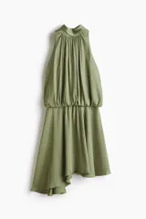 Vestido corto verde oliva con leve brillo, cuello halter elevado con frunces, cuerpo holgado con cintura elástica y falda corta de corte asimétrico.