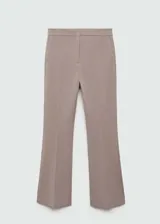 Pantalon de vestir color beige, de corte recto y tiro medio, con bolsillos laterales y cierre oculto.