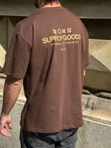 Remera marrón de corte oversize con estampado pequeño en el pecho.