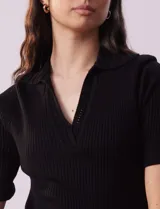 Buzo azul de tejido acanalado, con cuello solapa y escote en V en tejido calado.