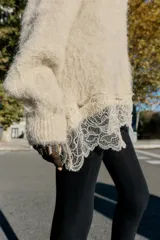 Pack de dos anillos dorados con apliques de brillos. Uno es un anillo completo cuadrado y el otro es un anillo abierto.