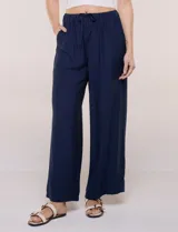 Pantalón holgado de tiro alto, color verde, con bolsillos frontales aplicados y cordón ajustable en la cintura.