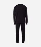 Pijama masculino compuesto por remera de manga larga con cuello redondo y pantalón largo tipo jogger. El conjunto presenta un diseño en color negro con detalles en blanco y estampados oficiales de la marca PlayStation.
