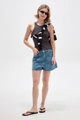 Short de jean con pinzas y tiro alto, color azul clásico.
