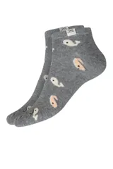 Medias cortas grises con diseño estampado de ballenas blancas y rosas.