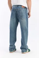 Pantalón jean de corte baggy, silueta amplia y caída suelta, en tono azul desgastado.