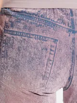 Pantalón de algodón bouclé color lila con estampado de chaqueta de denim sobreteñido.