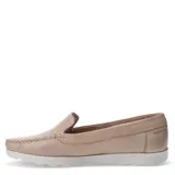 Mocasines de cuero color marrón habana, con empeine perforado y costuras decorativas en contraste. Presenta una suela de goma blanca con diseño dentado.