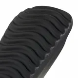 Sandalias tipo slide Adidas Adilette Lumia, color negro, con diseño minimalista de una sola banda ancha y suela con plataforma.