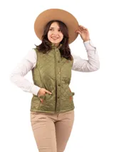 Chaleco verde militar con diseño capitoneado, cuello alto, cierre frontal con botones a presión, bolsillos laterales con solapa y detalles en cuero marrón.