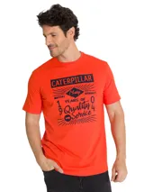 Remera de manga corta y cuello redondo color rojo, con estampado gráfico vintage en el pecho que incluye el logo de la marca y texto alusivo al año 1904.