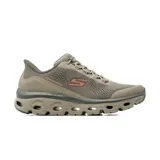 Championes deportivos Skechers modelo Glide-Step Sole Glover Peak, diseñados con tecnología Hands Free Slip-ins y Heel Pillow para un ajuste seguro. Presentan una parte superior de malla técnica y material sintético en color marrón, con cordones elásticos fijos y entresuela geométrica Glide-Step para mayor amortiguación.
