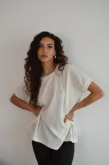 Calza capri negra de lycra, ajustada al cuerpo.