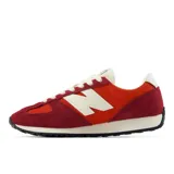 Championes New Balance modelo 471, de diseño inspirado en el running de los años 70. Presentan una combinación de colores rojo y bordó, con el logo 'N' en color crema. Confeccionados con capas de ante y empeine de malla transpirable, cuentan con entresuela de EVA de perfil bajo y suela de goma con diseño de espiga.