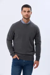 Buzo de lana azul con cuello redondo, manga larga y diseño tejido de punto.