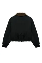 Campera corta de estilo casual, color negro, con cuello de pana en tono contrastante. Presenta cierre frontal con botones a presión, bolsillos laterales, y puños y bajo con acabado elástico.