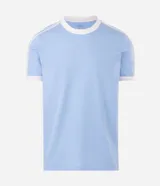 Remera de algodón color celeste con cuello redondo y bordes de mangas en color blanco. Presenta diseño de rayas dobles blancas en los hombros y mangas.