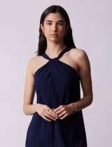 Vestido corto azul marino de seda fría con escote halter entrelazado y abertura en forma de ojal.