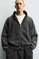 Hoodie con cierre frontal y capucha, color azul, de corte relaxed fit con interior afelpado y efecto lavado.