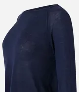 Suéter de punto color celeste, con cuello redondo y mangas largas.