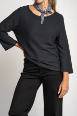 Sweater de manga larga, color blanco, con textura acanalada horizontal y cuello redondo. Presenta un calce holgado y puños anchos.