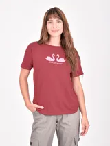 Remera gris oscuro de manga corta con cuello redondo. Presenta un estampado frontal con dos figuras femeninas estilizadas, una vestida de rosa con una estrella blanca y la otra con un look negro y rojo.