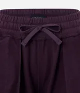Pantalón de jogging deportivo color bordó, de cintura elástica, con frisos delanteros, bolsillos y puños en los tobillos.