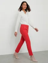 Pantalón sastrero de corte slim, color blanco, con pretina anatómica y panel interno modelador. Presenta bolsillos laterales tipo ojal, bolsillos traseros simulados y nervadura vertical marcada en el frente.