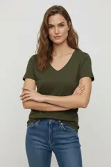 Remera de algodón de manga corta, con cuello en V y calce holgado.