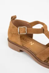 Sandalia tipo cangrejera de gamuza color camel, con diseño de tiras entrelazadas, puntera cerrada y cierre con hebilla metálica lateral.