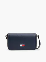 Bandolera Tommy Jeans azul marino con correa ajustable, cierre con solapa y logo de la marca en el frente.